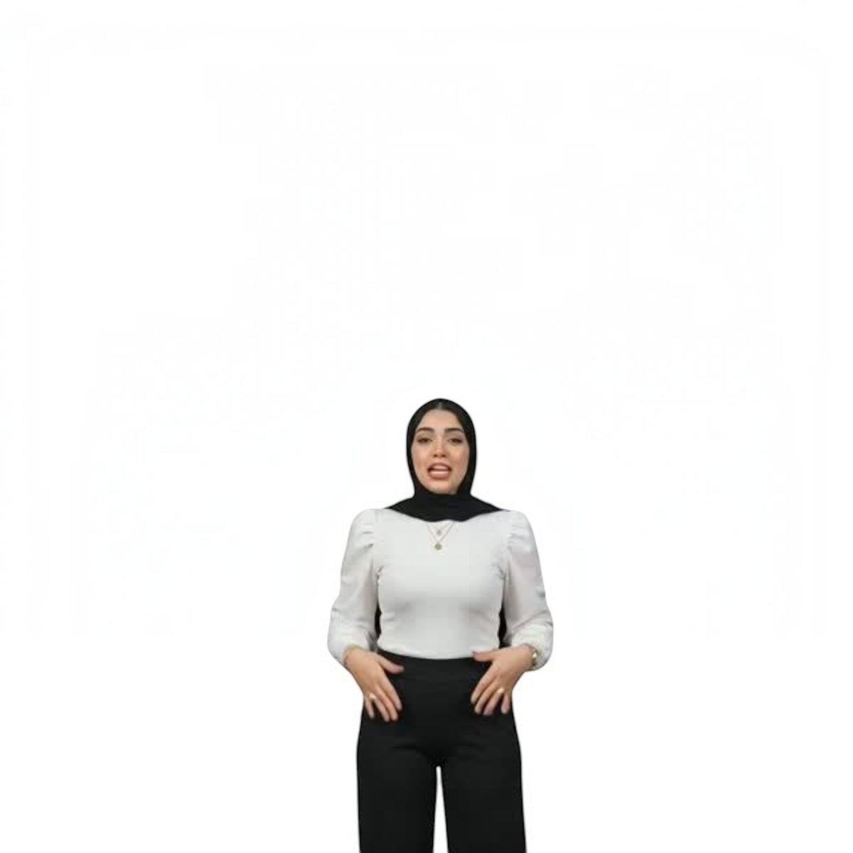 عارضة أزياء ترتدي بنطلون جيب اسكوبا أسود من Rody مع بلوزة بيضاء، يظهر التصميم بخصر مرتفع وقصة مريحة